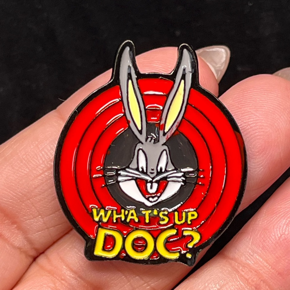 large looney tunes, Bugs Bunny TV cartoon series pin/brooch-lapel